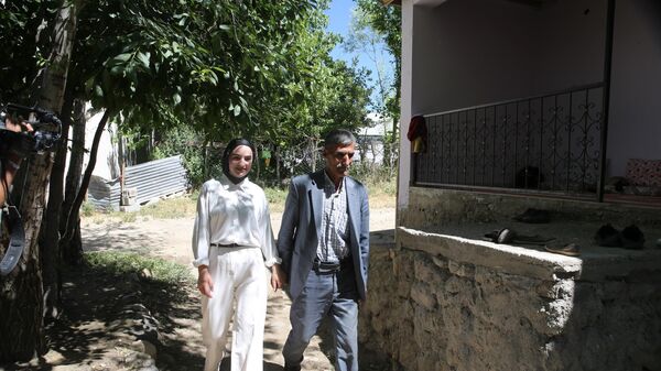 Babasının YKS çıkışında çiçekle karşıladığı öğrenci hayalindeki bölüme yerleşti - Sputnik Türkiye