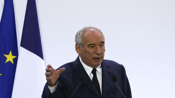 Fransa Başbakanı Bayrou tartışmalı bütçe görüşmeleri öncesi Ulusal Meclisi güven oylamasına götürecek - Sputnik Türkiye
