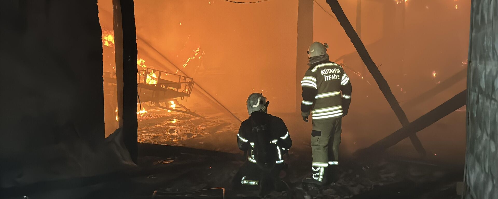 Kütahya’nın Karacaören köyünde çıkan yangında 2 ev, 3 samanlık ve 2 ahır kül oldu, bazı büyükbaş hayvanlar telef oldu. - Sputnik Türkiye, 1920, 26.08.2025