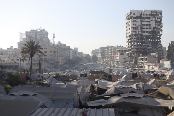 Gazze kentinde yerinden edilen Filistinliler, kaldıkları düzensiz çadırlarda zor şartlar altında yaşamlarını sürdürüyor.  - Sputnik Türkiye