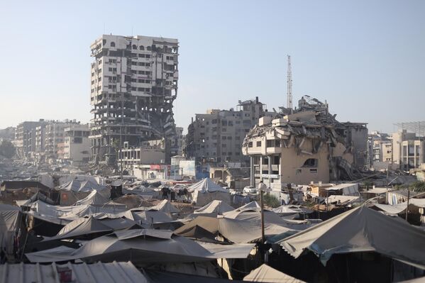 Gazze kentinde yerinden edilen Filistinliler, kaldıkları düzensiz çadırlarda zor şartlar altında yaşamlarını sürdürüyor.  - Sputnik Türkiye