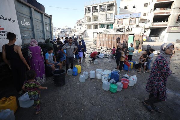 Çocuklar yetersiz beslenme nedeniyle sağlık sorunlarıyla karşı karşıya kalırken, ilaç ve tıbbi malzeme eksikliği hastaların tedavisini imkansız hale getiriyor. - Sputnik Türkiye