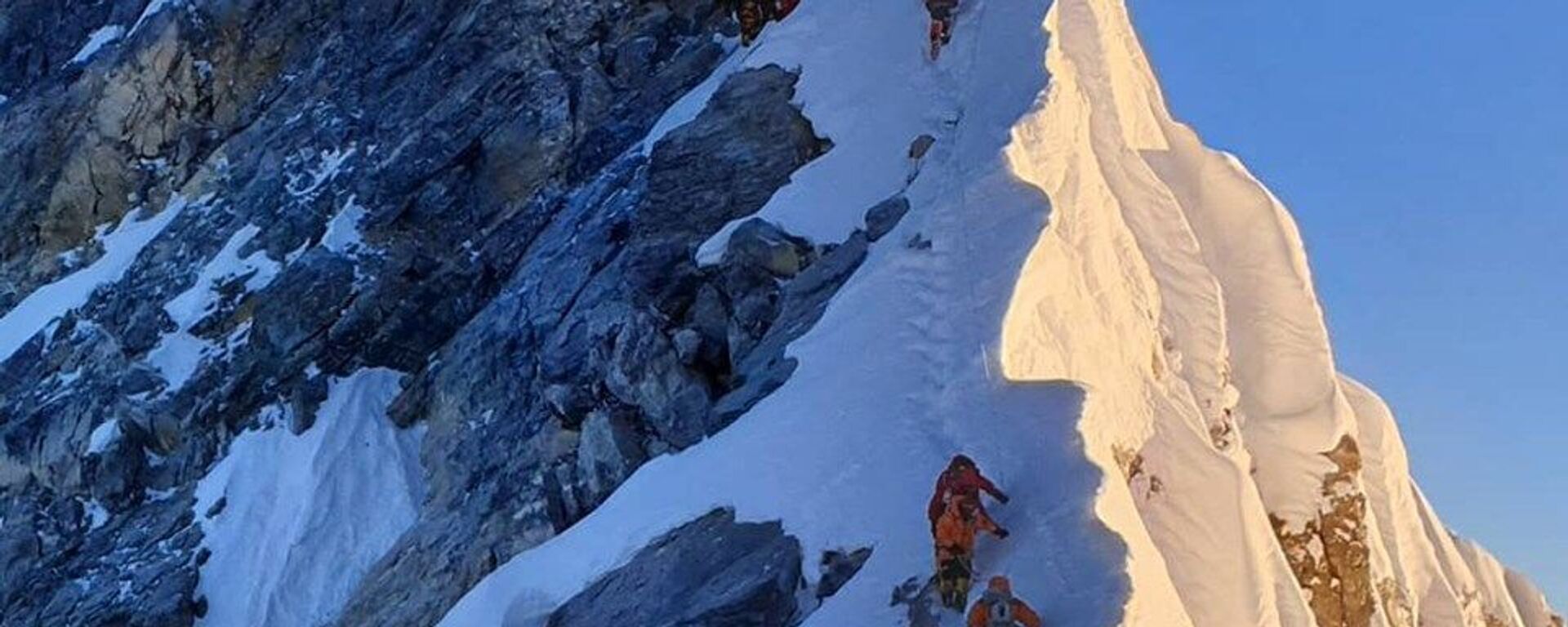 Mountaineer Aditya Gupta scaling MT Everest with a group of climbers  - Sputnik Türkiye, 1920, 26.08.2025