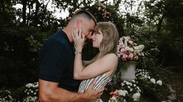 Dünyaca ünlü şarkıcı Taylor Swift, NFL yıldızı Travis Kelce ile nişanlandığını sosyal medyadan duyurdu. - Sputnik Türkiye