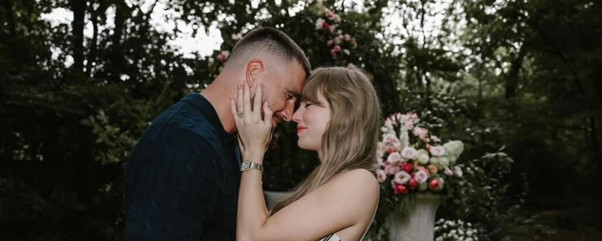 Dünyaca ünlü şarkıcı Taylor Swift, NFL yıldızı Travis Kelce ile nişanlandığını sosyal medyadan duyurdu. - Sputnik Türkiye, 1920, 26.08.2025