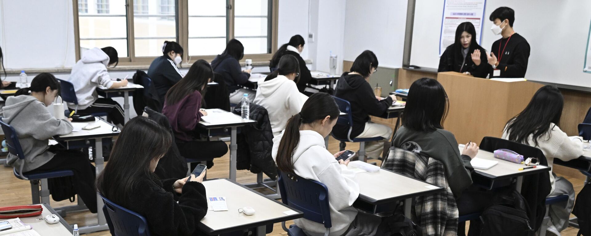 Güney Kore'de okullarda telefon kullanımı yasaklandı - Sputnik Türkiye, 1920, 27.08.2025