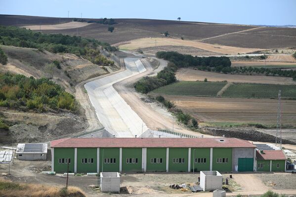 Bu sayede barajda yeterli su birikimi sağlanarak tarımsal sulama için kullanılacak. - Sputnik Türkiye