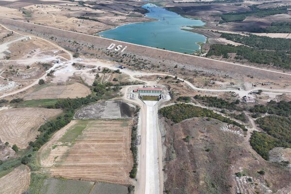 Baraja adını veren köyde inşa edilen iletim kanalları aracılığıyla, kış aylarında debisi yükselen Meriç Nehri’nden alınacak su, pompa istasyonu üzerinden baraj rezervuarına aktarılacak. - Sputnik Türkiye
