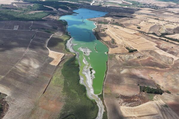 Projeye göre, Çakmak Barajı tamamlandığında toplam 164 bin 530 dekar tarım arazisine modern sulama imkanı sunacak. İlk etap kapsamında yıl sonuna kadar 77 bin 520 dekar arazinin sulanabilir hale geleceği belirtiliyor. - Sputnik Türkiye