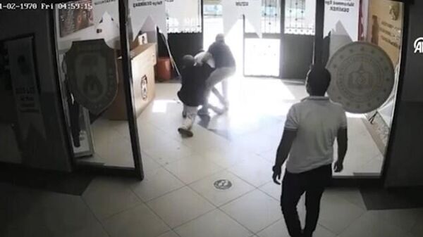 Veli ve müdür arasında bıçaklı kavga - Sputnik Türkiye