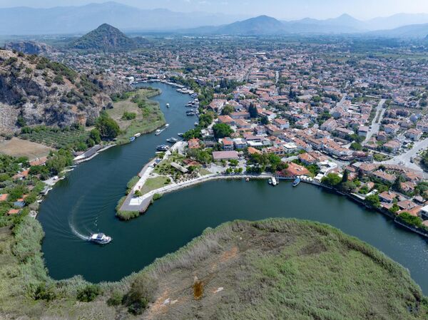 Köyceğiz Gölü’nü Akdeniz’e bağlayan Dalyan Deltası, sazlıklarla çevrili kanalları, koruma altındaki ekosistemi ve caretta carettaların yuvalama alanlarıyla büyük ilgi görüyor. - Sputnik Türkiye