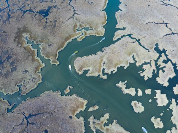 Dalyan ayrıca, kayalara oyulmuş antik kral mezarları ile tarih meraklılarını da cezbediyor. Bölgedeki teknelere binen ziyaretçiler, sazlık kanallardan geçerek delta boyunca eşsiz bir yolculuk yapıyor. - Sputnik Türkiye