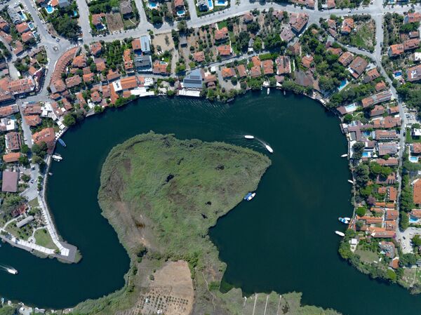 Her yıl binlerce yerli ve yabancı turist, bu plajı ziyaret ederek hem doğal güzellikleri gözlemliyor hem de bölgedeki ekoturizm deneyimini yaşıyor. - Sputnik Türkiye