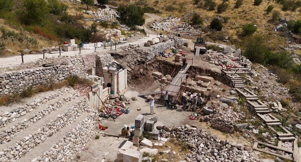 Tarkan, Bizans döneminde oturma sıralarının bir kısmının söküldüğünü ancak mevcut örnekler sayesinde restorasyonun hızlı şekilde yapılabileceğini ifade etti. - Sputnik Türkiye