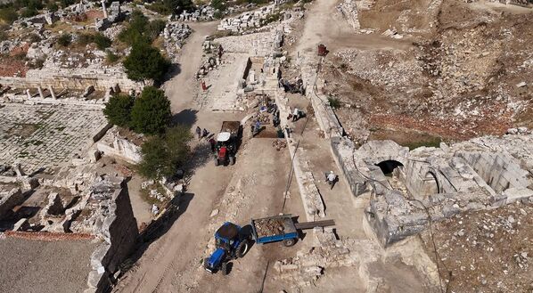 Kazı Başkan Yardımcısı Dr. Düzgün Tarkan, Odeon’un yalnızca müzik gösterileri için değil, aynı zamanda meclis toplantıları gibi sosyal ve politik etkinlikler için de kullanıldığını belirterek şunları söyledi:“Sagalassos’taki Odeon, yaklaşık 4 metre toprak altında kalmıştı. Yapı tamamen ortaya çıkarıldığında, kentin en hareketli noktalarından biri yeniden gün ışığına kavuşacak” - Sputnik Türkiye