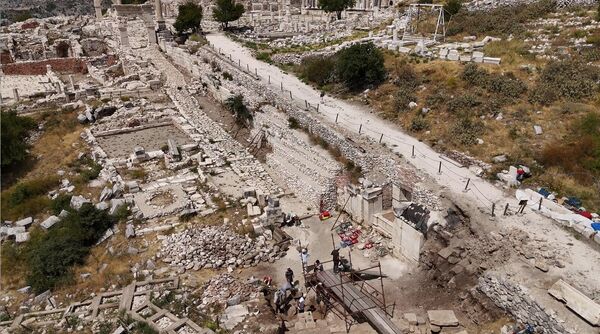 Sagalassos Antik Kenti, 9-10 bin kişilik büyük tiyatrosu ve zengin mimari mirasıyla öne çıkıyor. Arkeologlar, bu verilere dayanarak kentin antik dönemde yaklaşık 35-40 bin kişilik nüfusa sahip olduğunu tahmin ediyor.Pisidia Bölgesi’nin önemli merkezlerinden biri olan Sagalassos, 2. yüzyılda Roma İmparatoru Hadrianus’a adanan yapılar ve imparator kültüyle biliniyor. Kazılarda ayrıca küçük bir heykelin de gün yüzüne çıkarıldığı, eserin Kültür ve Turizm Bakanlığı tarafından kamuoyuyla paylaşılacağı bildirildi. - Sputnik Türkiye
