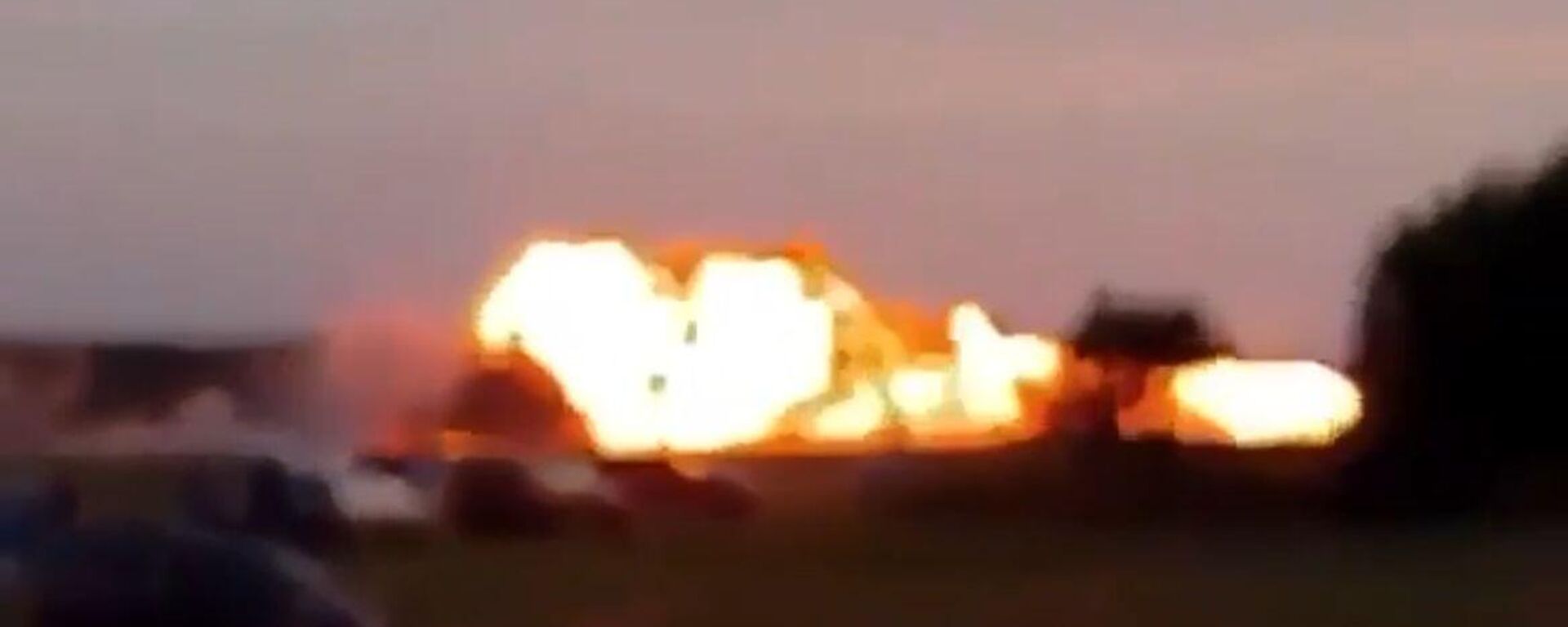 Polonya'da bir hava gösterisi için yapılan eğitim uçuşunda Polonya Hava Kuvvetleri'ne ait bir F-16 savaş uçağı düştü. Pilot hayatını kaybetti. - Sputnik Türkiye, 1920, 28.08.2025