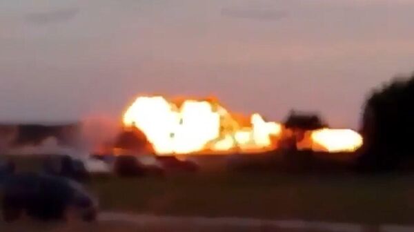 Polonya'da bir hava gösterisi için yapılan eğitim uçuşunda Polonya Hava Kuvvetleri'ne ait bir F-16 savaş uçağı düştü. Pilot hayatını kaybetti. - Sputnik Türkiye