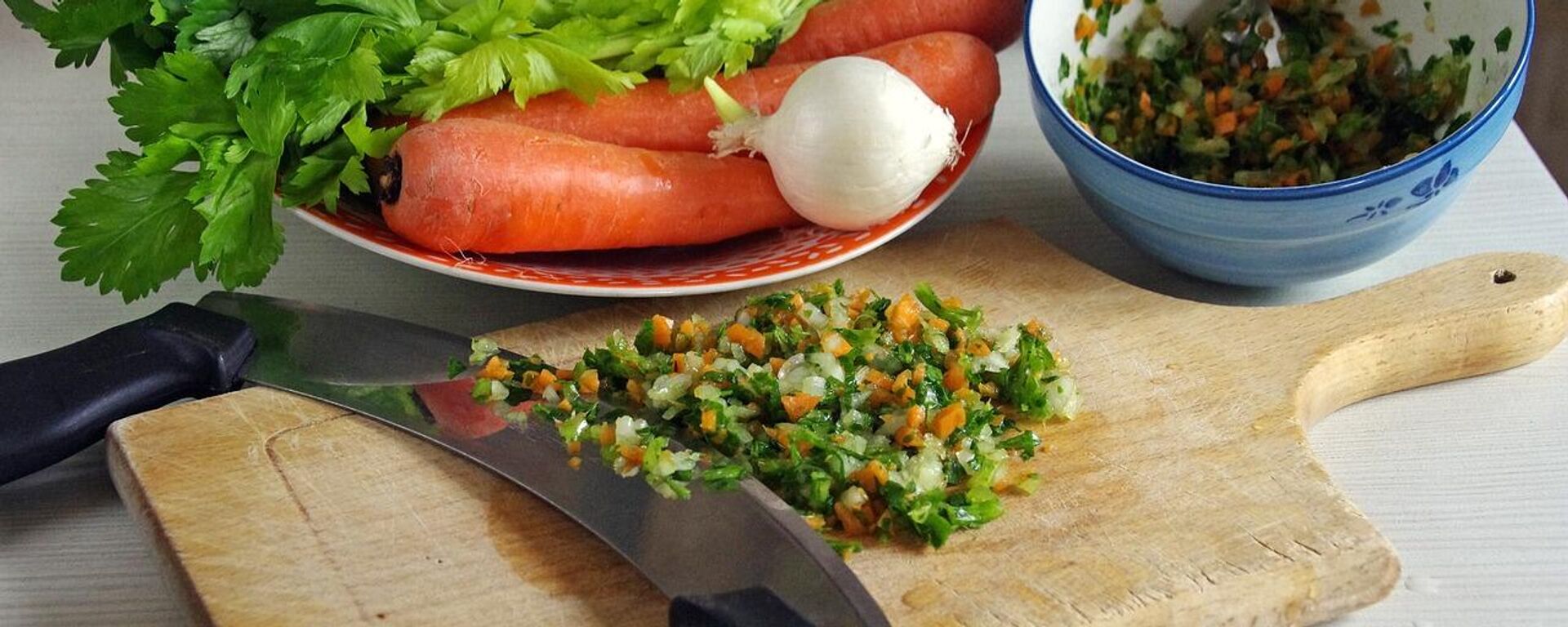 Negatif kalorili yiyecekler’ gerçeği: Kereviz gerçekten yedikçe zayıflatıyor mu? - Sputnik Türkiye, 1920, 29.08.2025