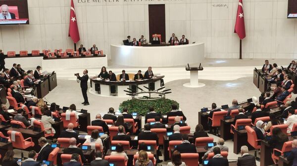 TBMM Gazze gündemi için olağanüstü toplandı: Milletvekilleri Filistin Türkiye bayraklarını taşıyan atkılar taktı - Sputnik Türkiye