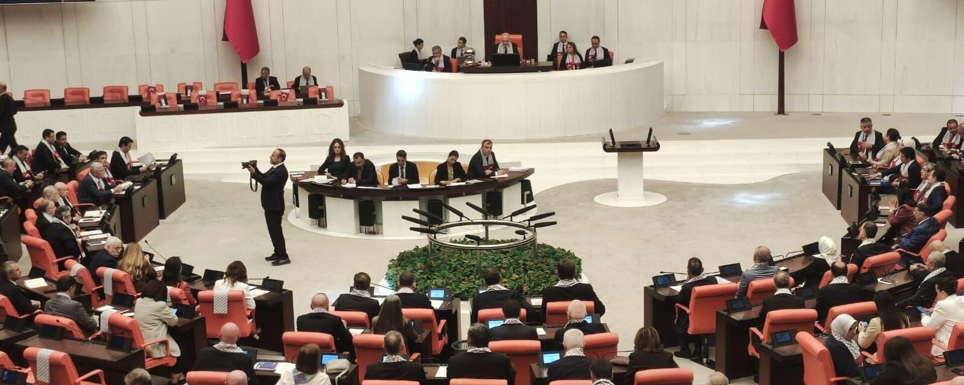 TBMM Gazze gündemi için olağanüstü toplandı: Milletvekilleri Filistin Türkiye bayraklarını taşıyan atkılar taktı - Sputnik Türkiye, 1920, 22.10.2025