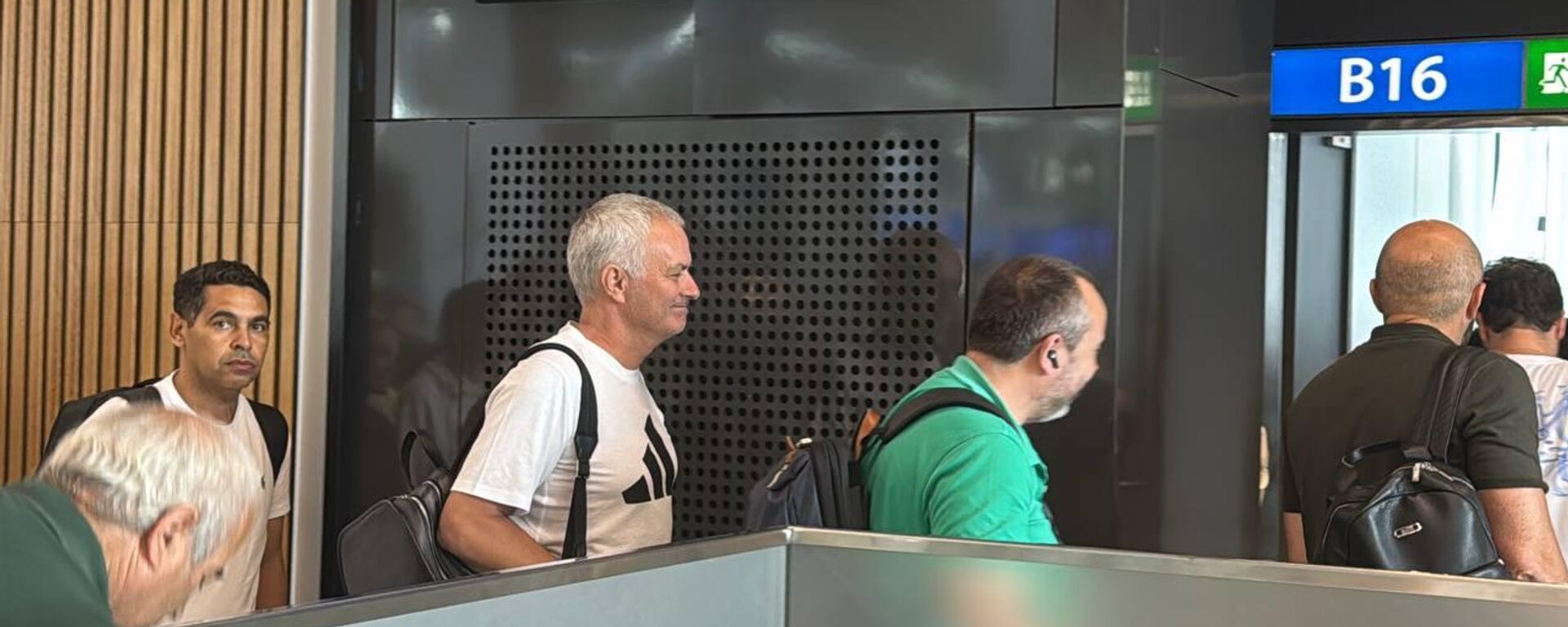 Fenerbahçe'nin yollarını ayırdığı Protekizli teknik direktör Jose Mourinho, İstanbul Havalimanı'nda görüntülendi. - Sputnik Türkiye, 1920, 30.08.2025