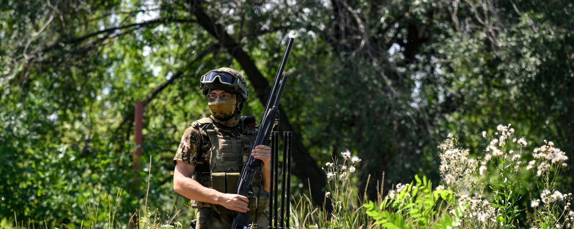 Rusya'nın özel askeri harekatına katılan bir asker Rusya'nın özel askeri harekatına katılan bir asker - Sputnik Türkiye, 1920, 30.08.2025