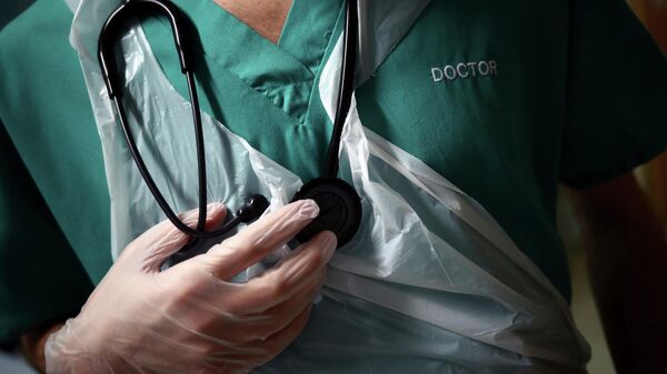 A junior doctor holds his stethoscope - Sputnik Türkiye