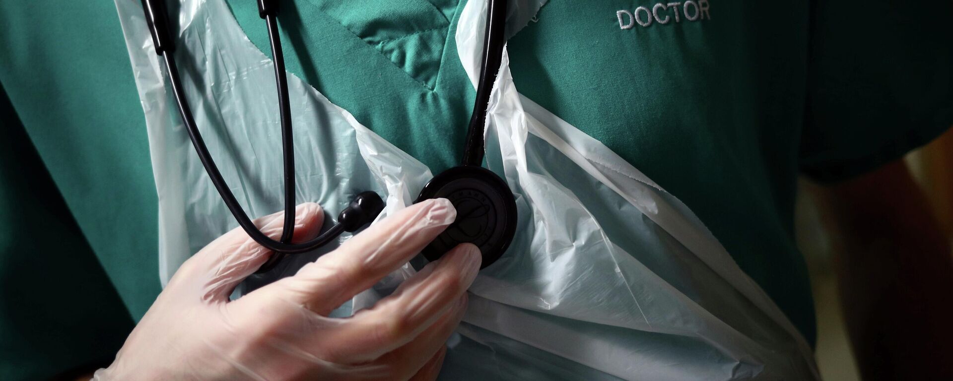 A junior doctor holds his stethoscope - Sputnik Türkiye, 1920, 30.08.2025
