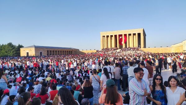 Anıtkabir çevresinde toplanan izleyiciler, hem zaferin 103. yıl dönümünü kutladı hem de SOLOTÜRK’ün özel gösterisine tanıklık etti. - Sputnik Türkiye