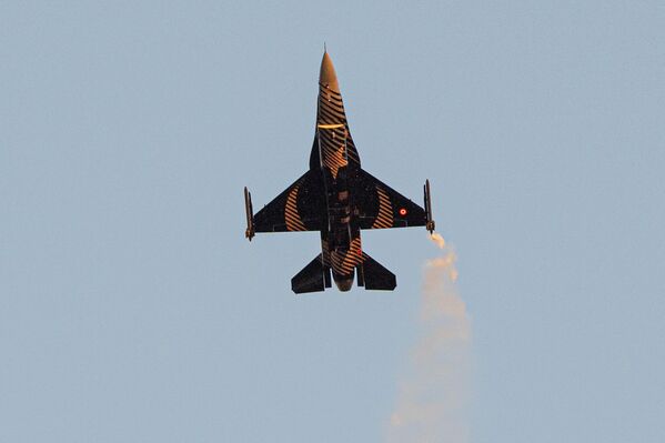 İzleyiciler, gösteriyi cep telefonlarıyla kaydederek bu tarihi anı ölümsüzleştirdi. - Sputnik Türkiye