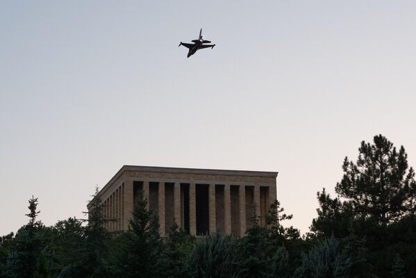 Kutlamaların en dikkat çeken anlarından biri, Türk Hava Kuvvetlerinin akrobasi timi SOLOTÜRK’ün gösteri uçuşu oldu. - Sputnik Türkiye