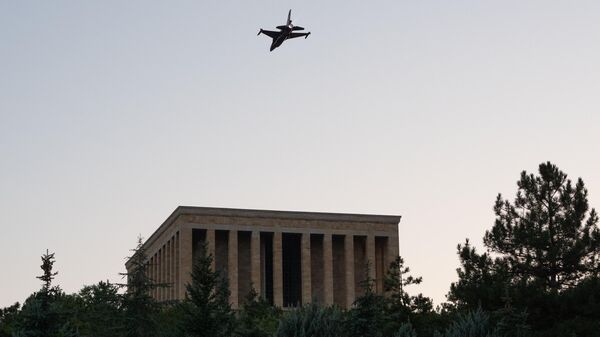 SOLOTÜRK, Büyük Zafer'in 103. yılında Ankara'da gösteri uçuşu gerçekleştirdi - Sputnik Türkiye