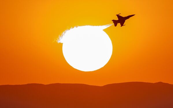 Başkent semalarında izleyenlere unutulmaz anlar yaşatan SOLOTÜRK, Anıtkabir’in üzerinden geçerek akrobatik manevralar sergiledi. - Sputnik Türkiye