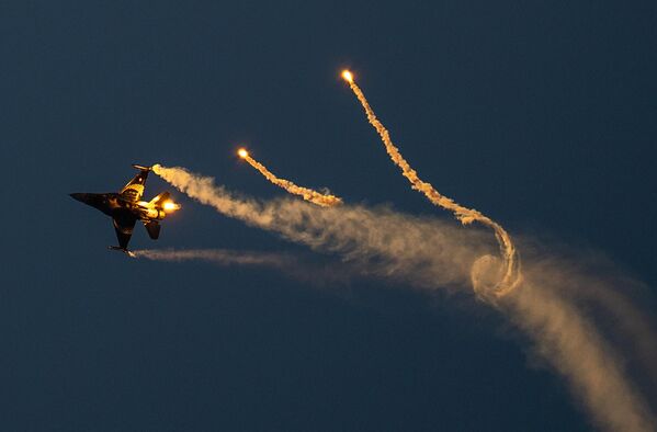 SOLOTÜRK, 30 Ağustos&#x27;un 103. yıldönümünde, eşsiz görüntüler yaşattı. - Sputnik Türkiye