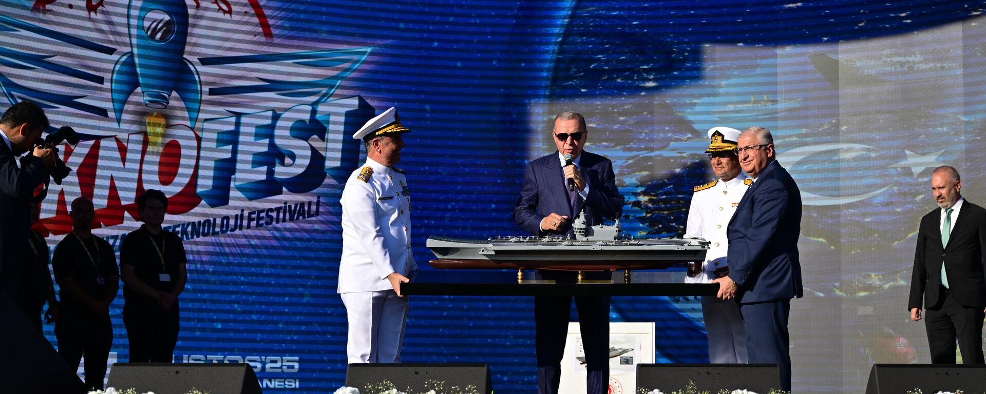 Ahmet Hakan: Maket taşıma fotoğrafının onuru, gururu, haysiyeti - Sputnik Türkiye, 1920, 31.08.2025