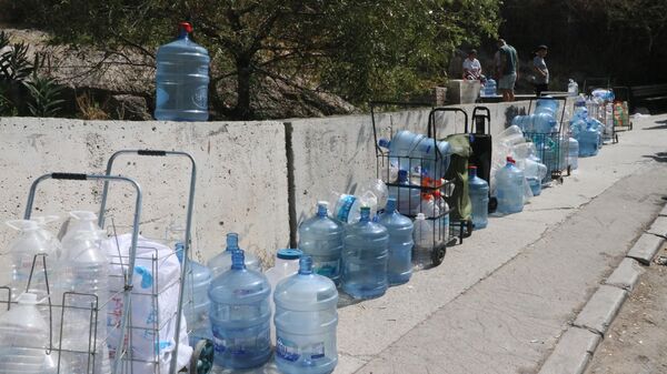 İzmir'de çeşme kuyruğu - Sputnik Türkiye