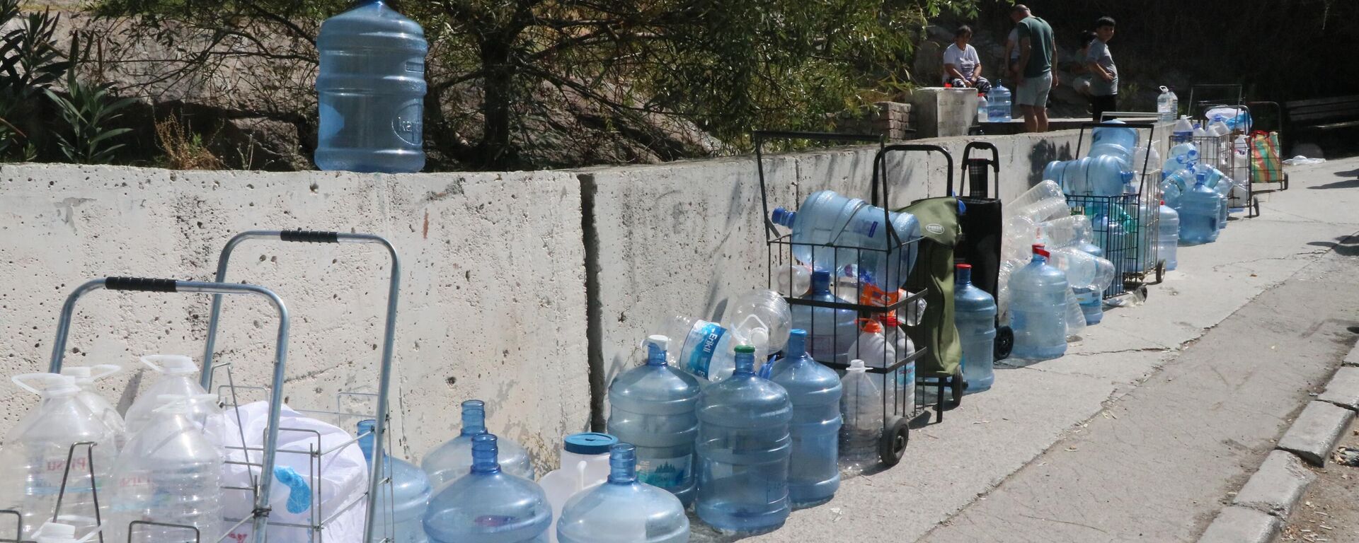 İzmir'de çeşme kuyruğu - Sputnik Türkiye, 1920, 31.08.2025