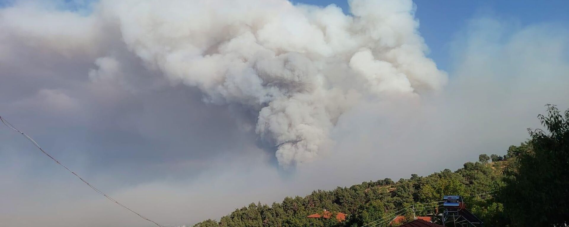 Denizli'nin Buldan ilçesinde çıkan orman yangınını kontrol altına almak için çalışmalar devam ediyor - Sputnik Türkiye, 1920, 31.08.2025