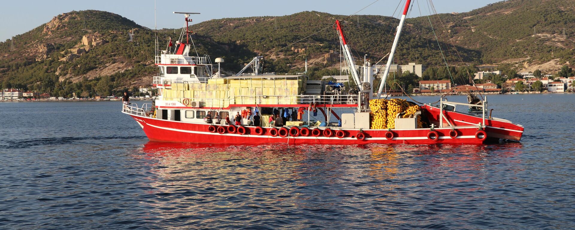 Balıkçılar yaklaşık 5 ay süren aranın ardından denize açıldı - Sputnik Türkiye, 1920, 01.09.2025