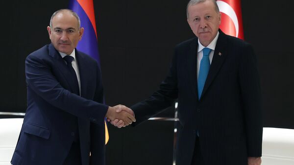 Erdoğan, liderler zirvesinde Aliyev ve Paşinyan ile görüştü - Sputnik Türkiye
