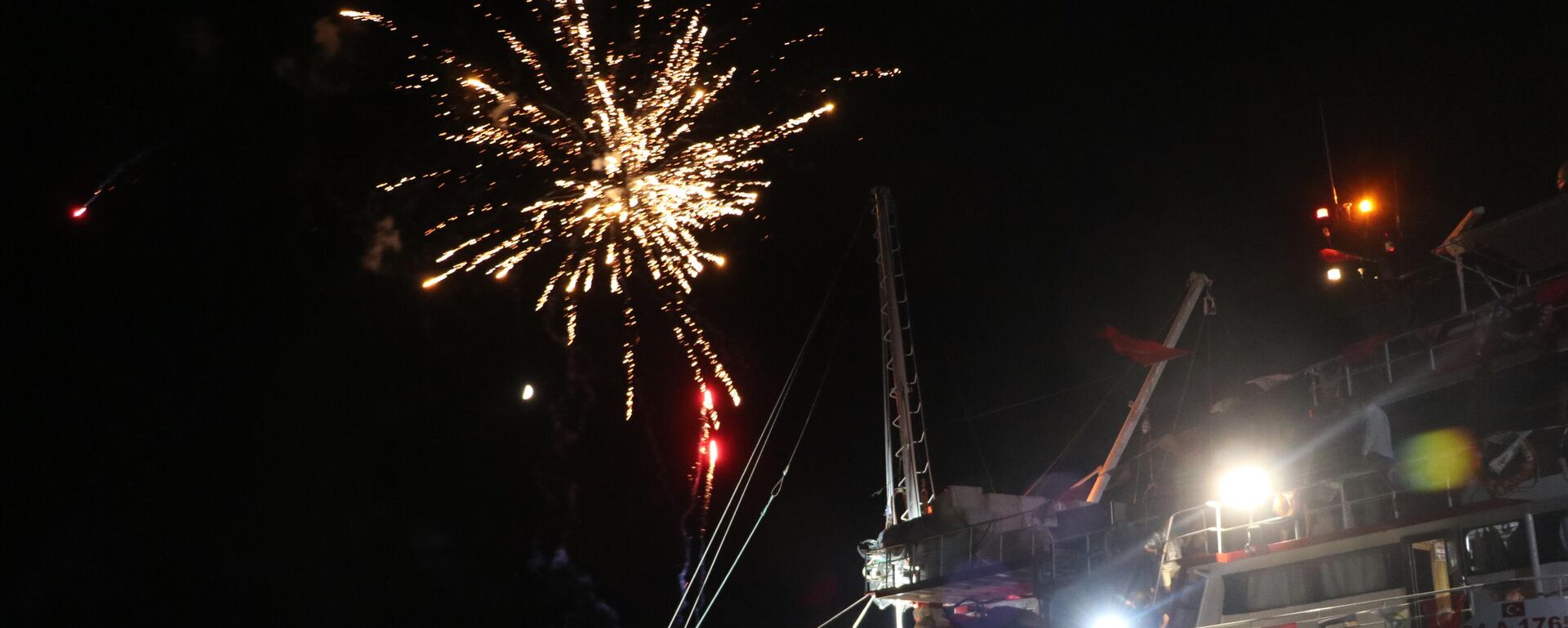 balıkçılar, denizlerde av yasağının sona ermesiyle vira bismillah diyerek Karadeniz'in mavi sularına ağlarını bıraktı. - Sputnik Türkiye, 1920, 01.09.2025