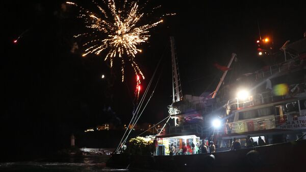 balıkçılar, denizlerde av yasağının sona ermesiyle vira bismillah diyerek Karadeniz'in mavi sularına ağlarını bıraktı. - Sputnik Türkiye