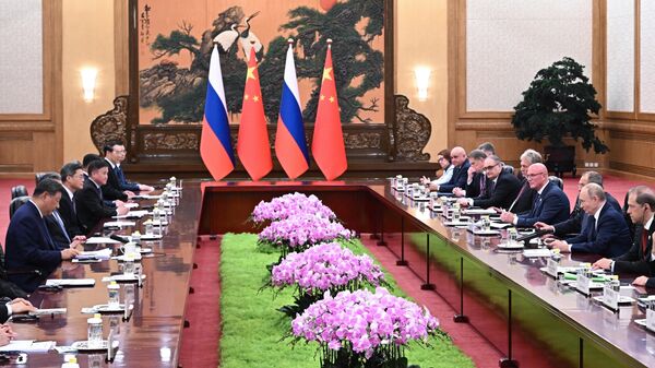 Pekin’de Putin ve Şi başkanlığındaki heyetler arasında ikili görüşme gerçekleşti - Sputnik Türkiye