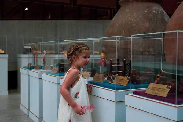 Troya Müzesi Zemin Kat Sirkülasyon Alanı&#x27;nda açılan Osmanlı Oyuncakları Atölyesi tarafından özel üretilmiş 41 oyuncaktan oluşan &quot;Şehzadeler Sultanlar Oyuncak Sergisi&quot; geleneksel Osmanlı oyuncaklarını tanıma fırsatı sunuyor. - Sputnik Türkiye