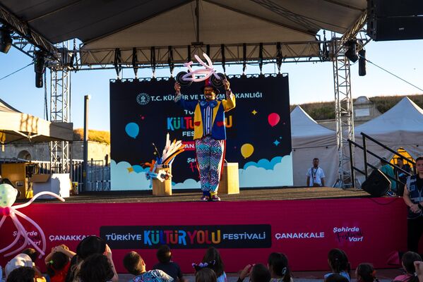 Anadolu Hamidiye Tabyası Çocuk Etkinlik Alanı&#x27;nda kurulan birbirinden renkli aktivitelerin, atölye çalışmalarının, sahne gösterilerinin, tiyatroların, oyun alanlarının ve daha birçok etkinliğin yer aldığı &quot;Çocuk Köyü&quot; minik misafirlerini ağırlamaya devam ediyor - Sputnik Türkiye