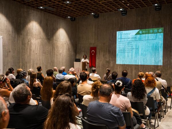 Troya antik kenti üzerine yaptığı kazılarla tanınan, dünyaca ünlü bir arkeolog Prof. Dr. Manfred Osman Korfmann anısına düzenlenen &quot;Prof. Dr. Manfred Osman Korfmann IV. Troas Sempozyumu&quot;, Troya Müzesi Safvet Paşa Konferans Salonu&#x27;nda gerçekleşti. - Sputnik Türkiye