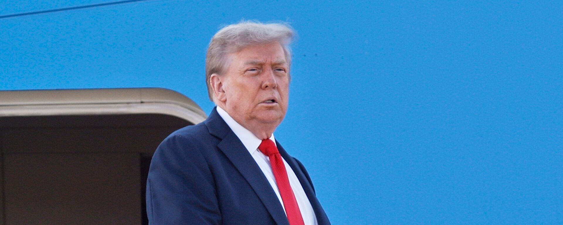 President Donald Trump boards Air Force One at Joint Base Andrews, Md., Friday, Aug. 15, 2025, en route to a meeting with Russian President Vladimir Putin in Alaska. - Sputnik Türkiye, 1920, 02.09.2025