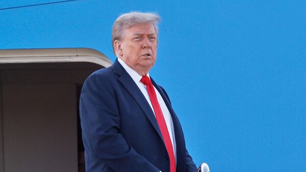 President Donald Trump boards Air Force One at Joint Base Andrews, Md., Friday, Aug. 15, 2025, en route to a meeting with Russian President Vladimir Putin in Alaska. - Sputnik Türkiye