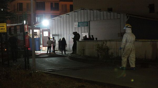 Bolu'da 9 polis aracın yakıt deposundaki şüpheli maddeyi inceledikleri esnada kokudan etkilendi - Sputnik Türkiye